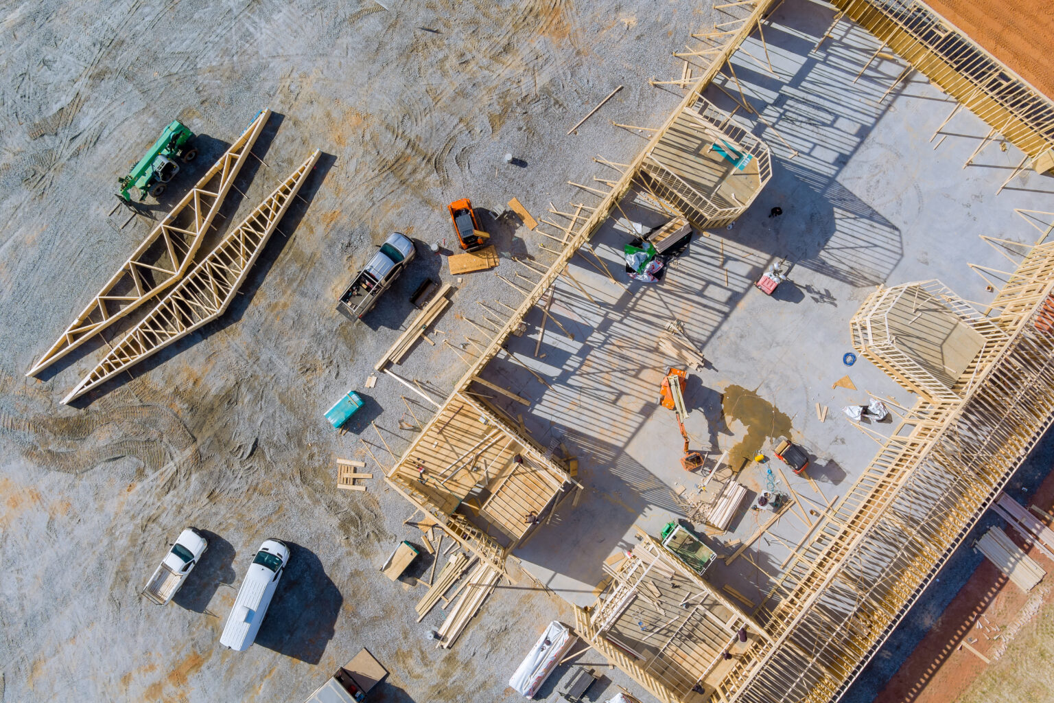 Chantier de construction avec ossature en cours de montage