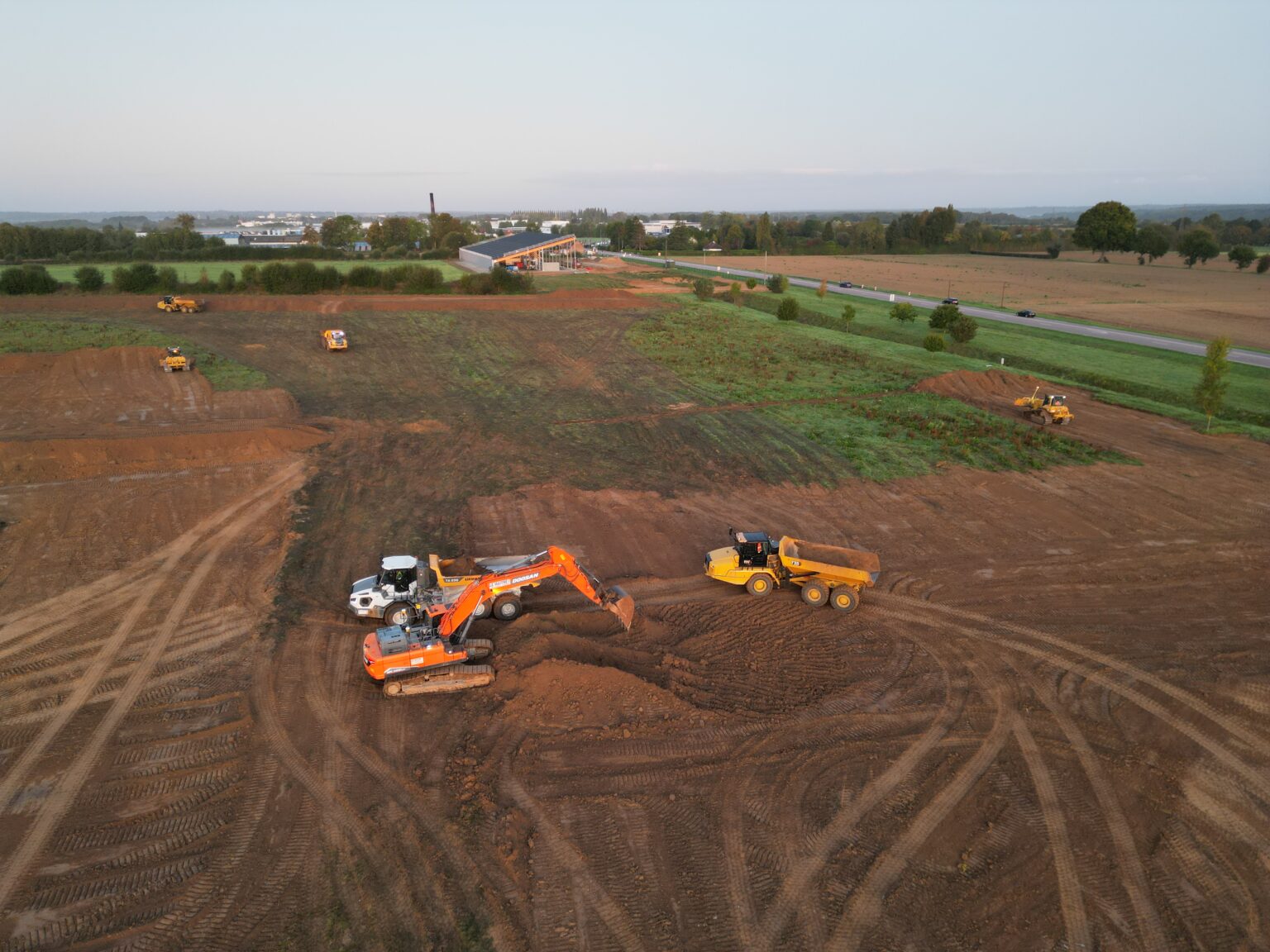 Engins de chantier en terrassement sur un grand terrain en Normandie