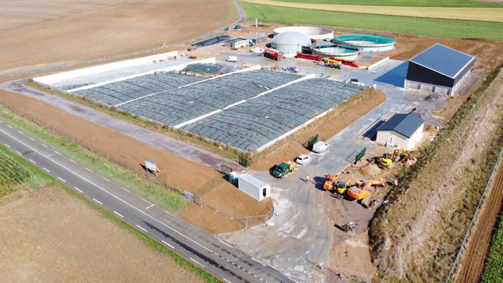 Vue drone chantier terrassement avec bassins, engins et bâtiments entouré de champs en Normandie