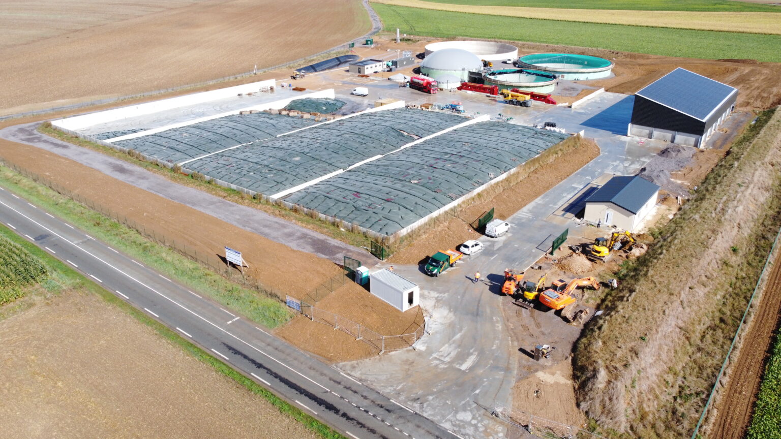 Vue drone chantier terrassement avec bassins, engins et bâtiments entouré de champs en Normandie